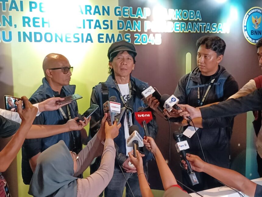 Drummer band Slank, Bimbim didampingi Ivanka sang Bassist usai meraih penghargaan dalam kegiatan memperingati Hari Anti Narkotika Internasional (HANI) 2025, di Gedung Sasono Utomo, TMII, Jakarta Timur, Kamis (26/6/2025) malam. Foto: Joesvicar Iqbal/ipol.id