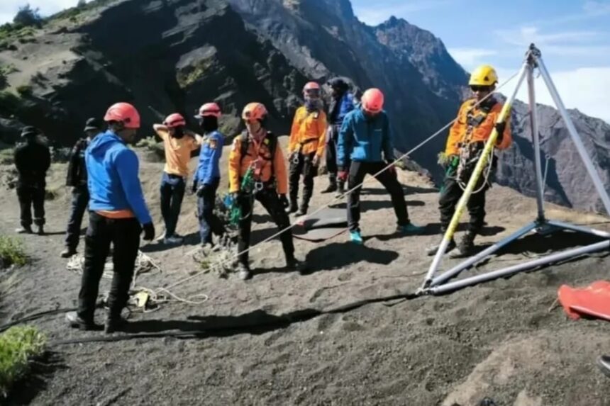 Evakuasi pendaki asal Brasil Juliana Marins yang jatuh di jurang Gunung Rinjani. Foto: Tangkapan layar Instagram @rinjani_awesome