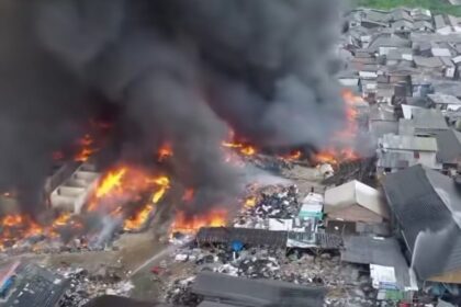 Kebakaran hebat melanda rumah tinggal di Jalan Kapuk Raya Kelurahan Kapuk Muara, Kecamatan Penjaringan, Jakarta Utara. Foto: Tangkap layar IG @sekitaran_jakut