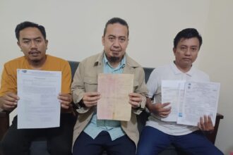 Edy Wilson Iskandar Harahap selaku kuasa hukum Madrais Cs bersama tim menunjukkan Girik C Nomor 454 Persil 10 SI seluas 8330 meter persegi atas nama Djimun Bin Nikun dan dokumen lainnya di kantornya di kawasan Cakung, Jakarta Timur, belum lama ini. Foto: Joesvicar Iqbal/dok/ipol.id