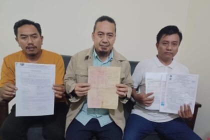 Edy Wilson Iskandar Harahap selaku kuasa hukum Madrais Cs bersama tim menunjukkan Girik C Nomor 454 Persil 10 SI seluas 8330 meter persegi atas nama Djimun Bin Nikun dan dokumen lainnya di kantornya di kawasan Cakung, Jakarta Timur, belum lama ini. Foto: Joesvicar Iqbal/dok/ipol.id