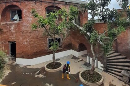Tampak pekerja tengah melakukan perawatan Kawasan Benteng Pendem Ambarawa. (Dok Kementerian PU)
