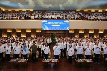 Wakil Menteri Pekerjaan Umum (PU) Diana Kusumastuti di antara para CPNS Kementerian PU. (Dok Kementerian PU)