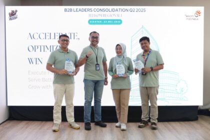 Melanjutkan komitmen dukungan konkrit terhadap program ESG TelkomGroup bertajuk GoZero%, TREG1 memanfaatkan produk dari limbah botol minuman untuk plakat ucapan terima kasih kepada narsumber dalam event B2B Leaders Consolidation TREG1 di aula gedung Balei Merah Putih (BMP) Pematangsiantar. Plakat dari limbah botol kemasan tersebut dibuat dengan bekerja sama dengan Recyclo. Foto: Telkom Indonesia