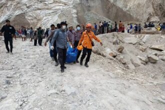 Petugas Gabungan mengevakuasi korban longsor Galian C di Gunung Kuda, Cirebon, Jabar, Jumat (30/5/2]25) Foto: BNPB