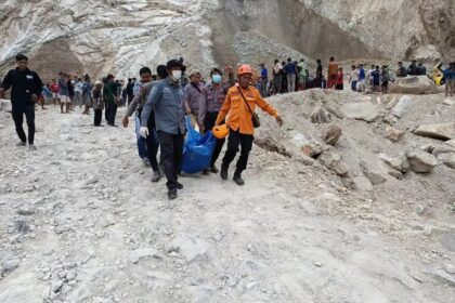 Petugas Gabungan mengevakuasi korban longsor Galian C di Gunung Kuda, Cirebon, Jabar, Jumat (30/5/2]25) Foto: BNPB