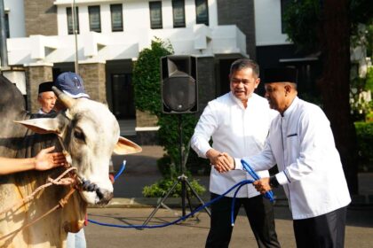Kepala Staf Angkatan Darat, Jenderal Maruli Simanjuntak (kedua dari kanan) dalam penyembelihan hewan kurban di Kuningan, Jaksel, Jumat (6/6/2025). Foto: Dispenad