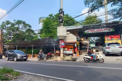 Penampakan restoran yang berdiri di bantaran Kali Pesanggrahan di Jalan PDK Raya, Kelurahan Lebak Bulus, Kecamatan Cilandak, Jakarta Selatan, Kamis (5/6/2025). Foto: Ist