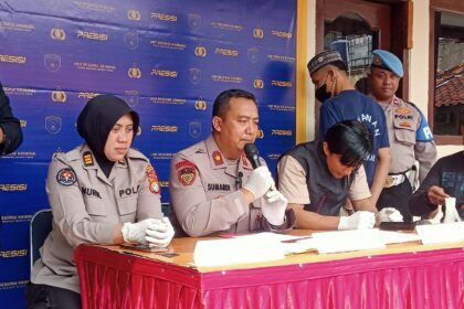 Kapolsek Makasar, Kompol Sumardi didampingi Kasi Humas Polres Metro Jakarta Timur dalam pengungkapan kasus pembobolan akun petusahaan Shopee dengan kerugian puluhan juta rupiah oleh tersangka Sahlan Nasution, 36, di Mapolsek Makasar, Jakarta Timur, Rabu (11/6/2025). Foto: Ist