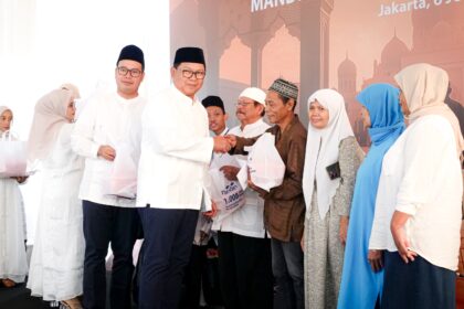 Direktur Utama Bank Mandiri, Darman Junaidi beserta jajaran dalam penyerahan simbolis santunan anak yatim dan dhuafa sekaligus pelaksanaan kurban yang berlangsung pada Jumat (6/6/2025), di Kompleks Griya Mandiri Cilandak, Jakarta. Foto: Dok Bank Mandiri