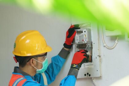 Ilustrasi petugas PLN saat menambah daya pada kWh meter pelanggan. Program diskon tambah daya menjadi bagian dari strategi intensifikasi PLN dalam mengoptimalkan konsumsi listrik pelanggan eksisting. Strategi ini menyumbang 5,80 TWh terhadap pertumbuhan penjualan listrik di tahun 2024. Foto: Dok PLN