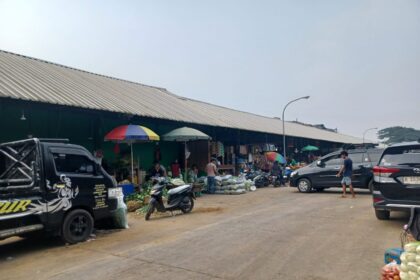 PKL Pasar Induk Kramat Jati, Jakarta Timur, Senin (9/6/2025). Foto: Joesvicar Iqbal/ipol.id