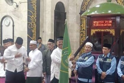 Bupati Kukar, Edi Damansyah melepas keberangkatan 530 jamaah haji dari Kukar Kloter 3, Selasa (6/5/25) di Masjid Agung Sultan Sulaiman Tenggarong.
