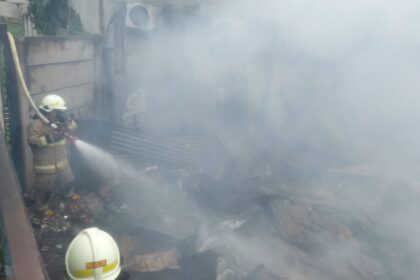 Sejumlah petugas Damkar saat melakukan pemadaman api di gudang tempat penyimpanan kursi dan kandang ayam di Jalan Raya Condet, Gg Remaja 1, RT 08 RW 12, Kelurahan Gedong, Kecamatan Pasar Rebo, Jakarta Timur, Sabtu (14/6/2025) sore. Foto: Ist