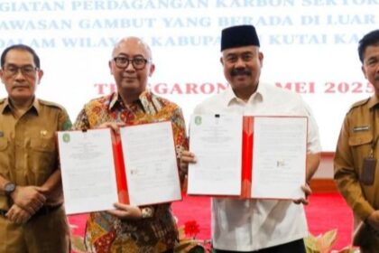 Bupati Kukar, Edi Damansyah menandatangani kerja sama perdagangan karbon sektor kehutanan gambut bersama PT Tirta Carbon Indonesia, Selasa (6/5/2025) di Pendopo Odah Etam Tenggarong.