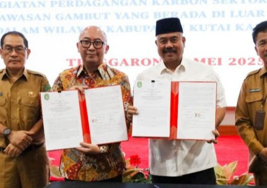 Bupati Kukar, Edi Damansyah menandatangani kerja sama perdagangan karbon sektor kehutanan gambut bersama PT Tirta Carbon Indonesia, Selasa (6/5/2025) di Pendopo Odah Etam Tenggarong.