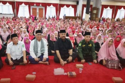 Pengurus dan anggota Majelis Taklim dari Tenggarong dan Loa Kulu bersilaturahmi dengan Bupati Kutai Kartanegara (Kukar) Edi Damansyah di Pendopo Odah Etam