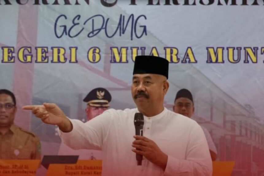 Bupati Kukar Edi Damansyah meresmikan gedung baru SMP Negeri 6 Muara Muntai dan Posyandu