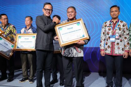 Wamendagri Bima Arya Sugiarto menyerahkan penghargaan kepada Wali Kota Tangsel Benyamin Davnie meraih penghargaan berkat komitmennya dalam pembiayaan maupun pengembangan BUMD air minum untuk pelayanan kepada masyarakat. Foto: Ist