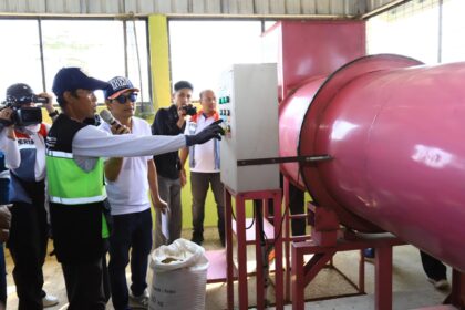 Adosistering, start up mahasiswa Telkom University, yang mengusung alat irigisasi berbasis IoT. Mereka mendemokan kemampuan inovasinya pada warga Desa Mernek, pada acara hari lingkungan hidup sedunia. Foto: Dok Pertamina