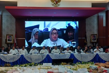 Menteri Pemberdayaan Perempuan dan Perlindungan Anak (PPPA), Arifah Fauzi bersama Kepala BNN Komjen Marthinus Hukom, TNI-Polri, dalam pengungkapan sejumlah kasus narkotika jaringan internasional, Senin (23/6/2025). Foto: Joesvicar Iqbal/ipol.id