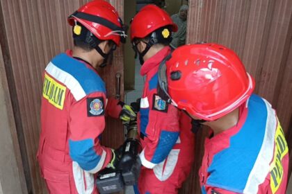 Petugas Gulkarmat selamatkan warga terkunci dalam rumah. Foto: Ist