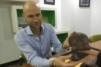 Harold Berghuis adalah konsultan geologi yang saat ini sedang menempuh doktoral di Fakultas Arkeologi Universitas Leiden, Belanda. Harold saat memamerkan temuan fosilnya. Foto: Harold Berghuis/bbc