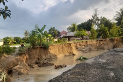 Banjir melanda Kabupaten Poso, Sulawesi Tengah, pada Sabtu (7/6/2025), mengakibatkan sejumlah bangunan dan jalan lingkungan rusak. Foto: BPBD Kabupaten Poso