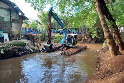 Pengerukan Kali Krukut, Jakarta Selatan, Minggu (15/6/2025). Foto: Joesvicar Iqbal/ipol.id