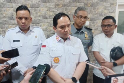 Kepala Kantor Imigrasi Jakarta Selatan (Kakanim Jaksel), Bugie Kurniawan dan jajaran dalam memberikan keterangan terkait pengawasan dan penindakan terhadap Warga Negara Asing (WNA) yang melanggar Administratif Keimigrasian di Jakarta, Jumat (13/6/2025). Foto: Joesvicar Iqbal/ipol.id