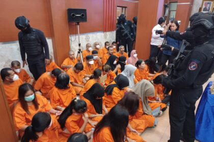 Sejumlah tersangka narkotika didominasi perempuan diamankan jajaran BNN dan Ditjen Bea dan Cukai Jakarta, dalam pengungkapan sejumlah kasus narkoba jaringan internasional, Senin (23/6/2025). Foto: Joesvicar Iqbal/ipol.id