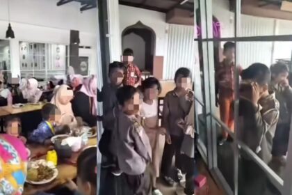Wali murid protes tidak diajak acara perpisahan TK yang digelar oleh TK Dharma Bhakti Pagar Dewa kota Bengkulu. Foto: Tangkapan layar Instagram @infobengkulu_
