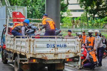 Petugas menertibkan kendaran yang parkir sembarangan di trotoar Cakra Selaras Wahana (CSW) Blok M, Jaksel. Foto: Ist
