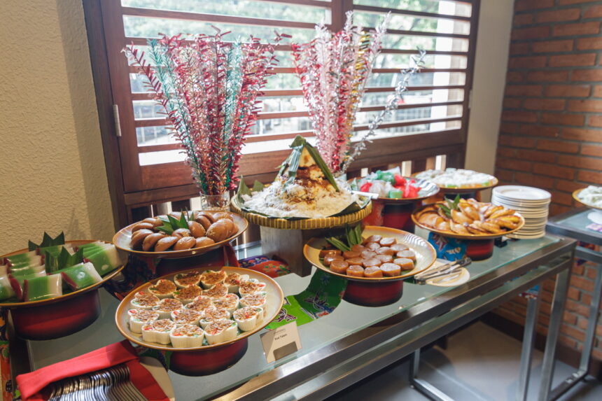 Aneka jajanan tradisional khas Betawi pada Wisata Gastronomi The 1O1 Hotel Jakarta Sedayu Darmawangsa. (Alidrian Fahwi/ipol.id)