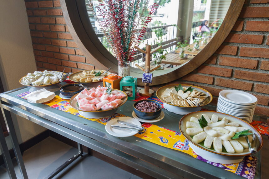 Aneka jajanan tradisional khas Betawi pada Wisata Gastronomi The 1O1 Hotel Jakarta Sedayu Darmawangsa. (Alidrian Fahwi/ipol.id)