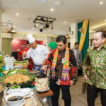 General Manager Hotel THE 1O1 Jakarta Sedayu Dharmawangsa, Garna Sobhara Swara (paling kanan) mendampingi Camat Kebayoran Baru, Achmad Basyaruddin. (Alidrian Fahwi/ipol.id)