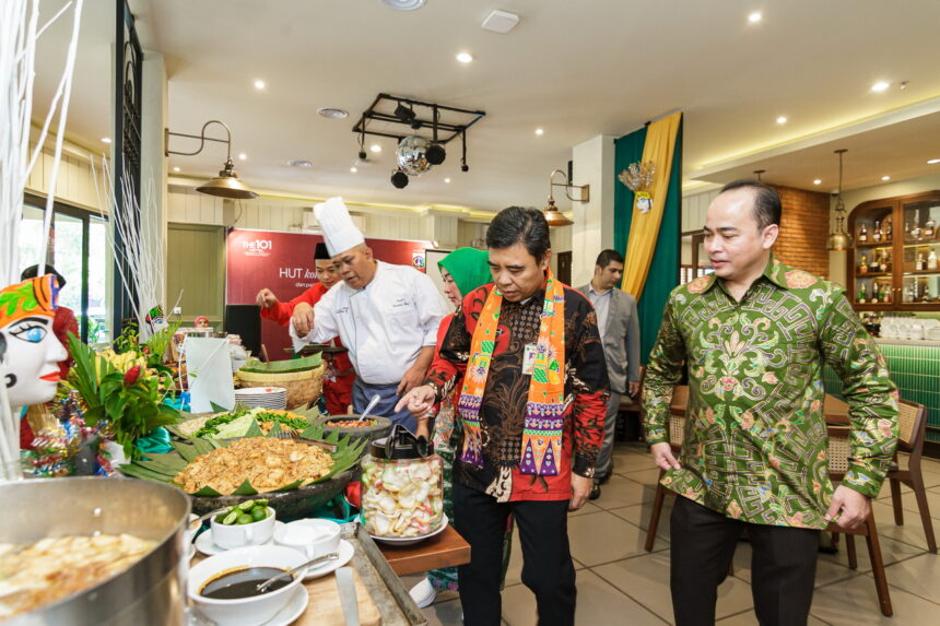 General Manager Hotel THE 1O1 Jakarta Sedayu Dharmawangsa, Garna Sobhara Swara (paling kanan) mendampingi Camat Kebayoran Baru, Achmad Basyaruddin. (Alidrian Fahwi/ipol.id)