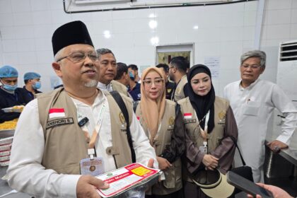 Anggota Timwas Haji DPR RI Ansory Siregar bersama tim, saat melakukan inspeksi mendadak ke dapur United Partners Catering di Makkah, Arab Saudi, Minggu (01/06/2025). Foto: Ubed/vel