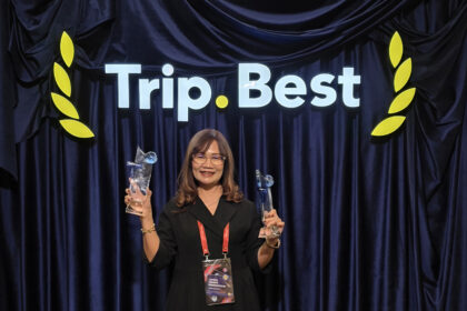 Asteria T. Hesty, Managing Director Sango Hotel Management menerima Award dari Trip dot com. (dok. SHM)