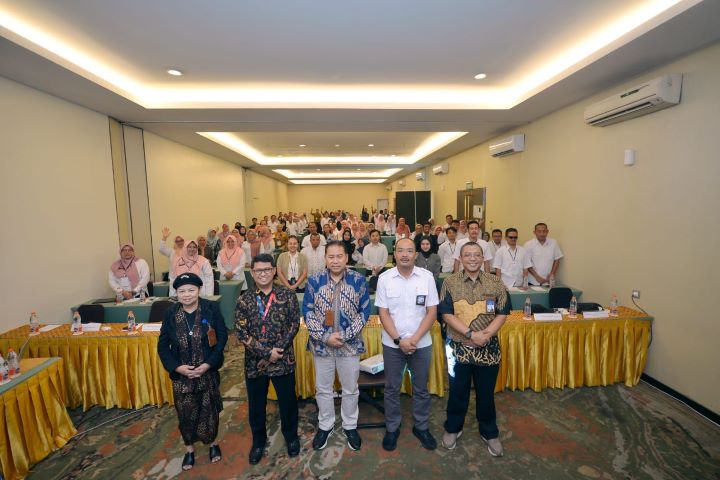 (kiri ke kanan) Ketua PsLD UNY Prof. Dr. Ishartiwi, GM Witel Yogya Jateng Selatan Agus Faisal, Wakil Rektor Bidang Keuangan UNY Prof. Dr. Lantip Diat Prasojo, M.Pd., Direktur Direktorat Akademik, Kemahasiswaan, dan Alumni UNY Prof. Dr. Guntur, M.Pd., dan Sekretaris Direktorat Akademik, Kemahasiswaan, dan Alumni UNY Dr. Iis Prasetyo, M.M pada acara pelatihan Indonesia Digital Learning (IDL) yang diselenggarakan di Yogyakarta, pada 25-26 Juni 2025. Foto: Telkom Indonesia