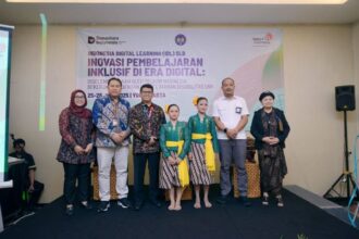 Sekretaris PsLD UNY Nur Azizah, Ph.D (paling kiri), Wakil Rektor Bidang Keuangan UNY Prof. Dr. Lantip Diat Prasojo, M.Pd., (kedua dari kiri), GM Witel Yogya Jateng Selatan Agus Faisal (ketiga dari kiri), Direktur Direktorat Akademik, Kemahasiswaan UNY Prof. Dr. Guntur, M.Pd., (kedua dari kanan), dan Ketua PsLD UNY Prof. Dr. Ishartiwi (paling kanan) saat memberikan sambutan pada acara pelatihan Indonesia Digital Learning (IDL) yang diselenggarakan di Yogyakarta, pada 25-26 Juni 2025. Foto: Telkom Indonesia