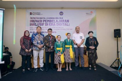 Sekretaris PsLD UNY Nur Azizah, Ph.D (paling kiri), Wakil Rektor Bidang Keuangan UNY Prof. Dr. Lantip Diat Prasojo, M.Pd., (kedua dari kiri), GM Witel Yogya Jateng Selatan Agus Faisal (ketiga dari kiri), Direktur Direktorat Akademik, Kemahasiswaan UNY Prof. Dr. Guntur, M.Pd., (kedua dari kanan), dan Ketua PsLD UNY Prof. Dr. Ishartiwi (paling kanan) saat memberikan sambutan pada acara pelatihan Indonesia Digital Learning (IDL) yang diselenggarakan di Yogyakarta, pada 25-26 Juni 2025. Foto: Telkom Indonesia