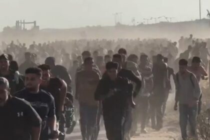 Warga Palestina diberondong tembakan oleh pasukan Israel saat sedang menuju lokasi bantuan di Rafah. Foto: Tangkapan layar video X
