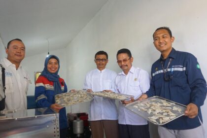 Melalui program Desa Energi Berdikari, Pertamina NRE dan JSP melakukan pendampingan dengan cara menyediakan pembangkit listrik tenaga surya (PLTS) yang melistriki alat pengeringan ikan, sekaligus memberikan edukasi peningkatan ekonomi melalui pengolahan limbah ikan menjadi tepung ikan. Foto: Dok Pertamina NRE