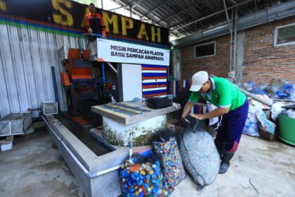 Bank Sampah Abhipraya, program binaan Kilang Pertamina Cilacap yang dikelola oleh masyarakat Kutawaru. Foto: Dok Pertamina