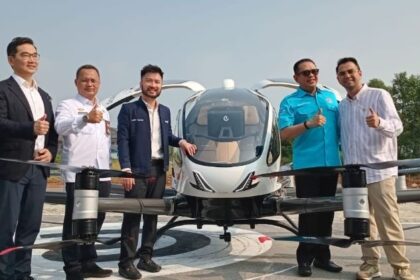 (Ki-ka) Conor Yang, Chief Financial Officer EHang; dan Sokhib Al Rokhman, Direktur Direktorat Kelaikudaraan dan Pengoperasiaan Pesawat Udara (DKPPU); Rudy Salim, Executive Chairman Prestige Aviation; Bambang Soesatyo, Ketua Umum Ikatan Motor Indonesia (IMI); dan Raffi Ahmad, Utusan Khusus Presiden Bidang Pembinaan Generasi Muda dan Pekerja Seni seusai uji terbang EH216-S berpenumpang. Foto-Foto: Ist