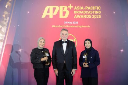 Penyerahan penghargaan APB+ Awards 2025 oleh CEO Charlton Media Group, Tim Charlton, kepada Nuon. Foto: Telkom Indonesia