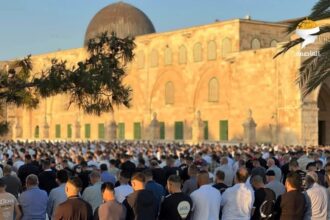 Warga Palestina salat Ied di Al-Aqsa. Foto: X @firstqiblah