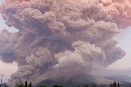 Pemerintah daerah menetapkan status Gunung Lewotobi Laki-laki, Kabupaten Flores Timur, NTT dalam Level Awas sejak Selasa, 17 Juni 2025. Foto: BPBD Kabupaten Flores Timur.