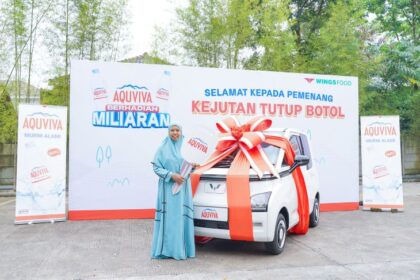 Ibu Leni, Pemenang Mobil Pertama Kejutan Tutup Botol AQUVIVA Berhadiah Miliaran. Foto: Wings Food